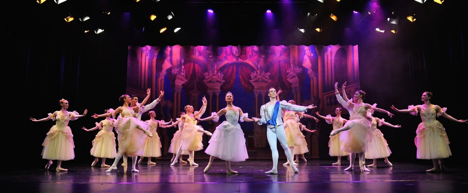 Treat your minis to a night at the ballet! The Victorian State Ballet is bringing Snow White to Laycock Street Community Theatre!